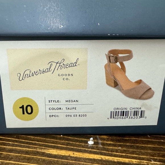 Universal Threads sandal heels. - Picture 2 of 5